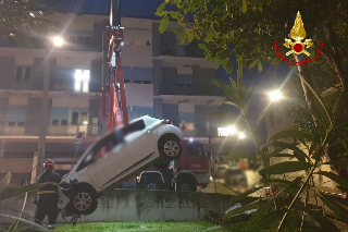 Ancona - Auto piomba nel giardino di una casa, recuperata dalla gru